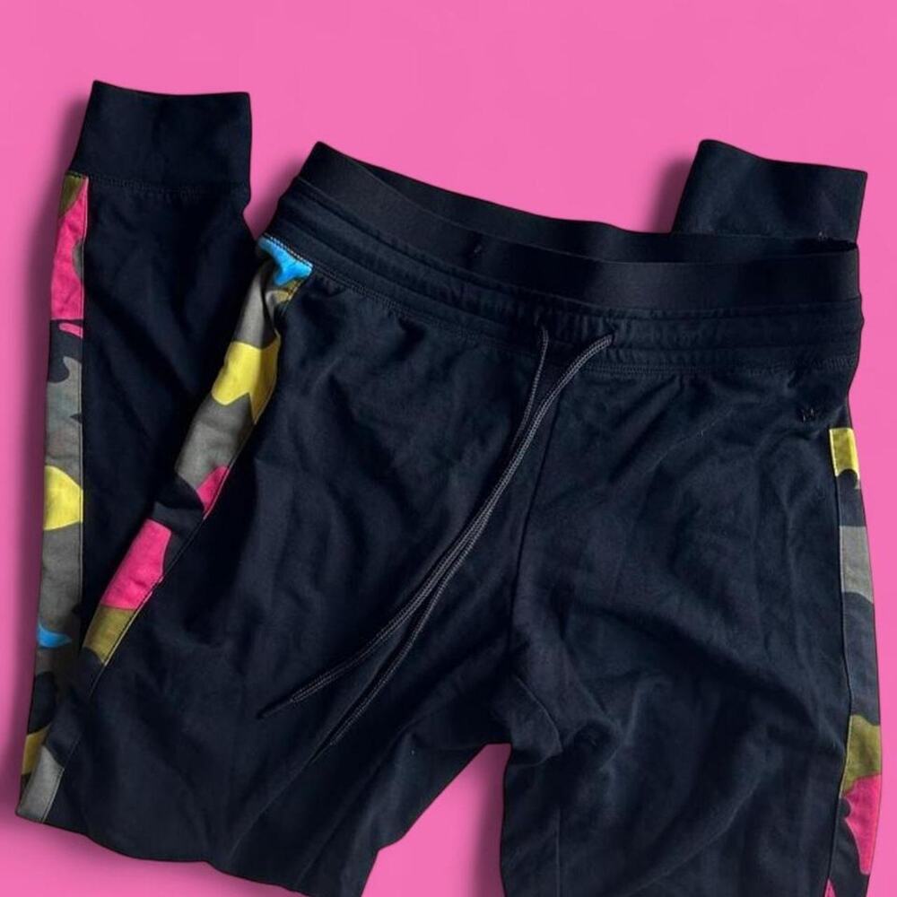 Nicki minaj neon camo side